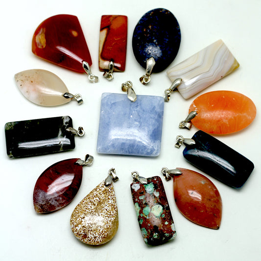 PENDENTIFS EN PIERRES NATURELLES